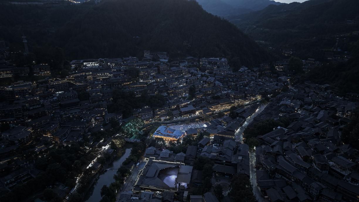 图4 夜幕降临，万家灯火点亮苗寨