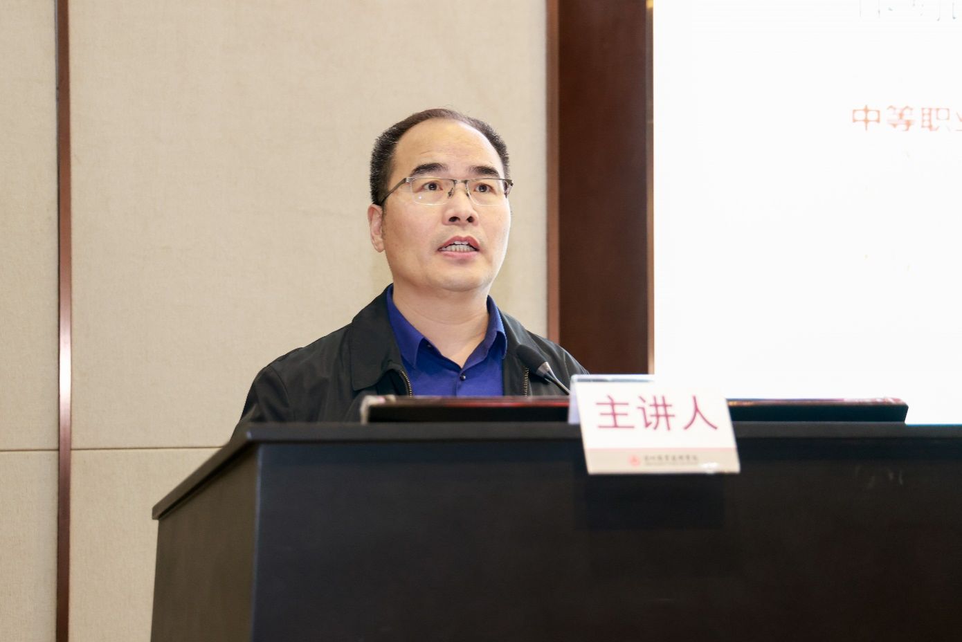 电脑前的人中度可信度描述已自动生成 电脑前的人中度可信度描述已自动生成